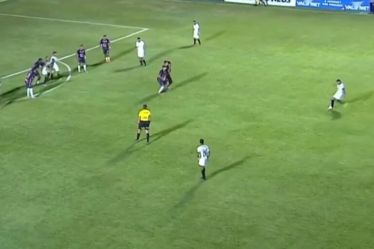 Hulk trafia z połowy boiska! Kandydat do Nagrody Puskasa [WIDEO]