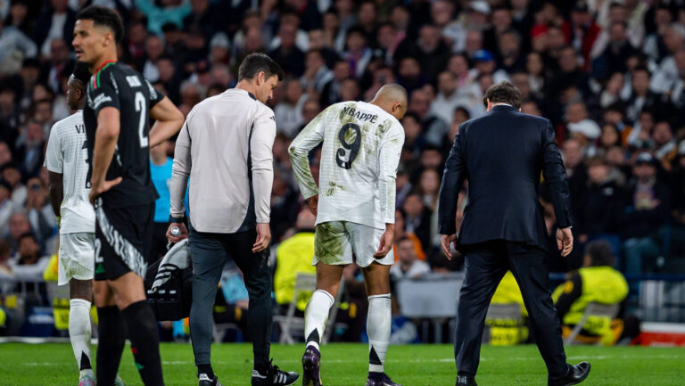 Real Madrid CF vs Arsenal FC - UEFA Champions League 2024/25 Quarter Final Second Leg Kylian Mbappe of Real Madrid CF leaves the field with an injury during the UEFA Champions League 2024/25 Quarter Final Second Leg match between Real Madrid C.F. and Arsenal FC at Estadio Santiago Bernabeu on April 16, 2025 in Madrid, Spain. Madrid Estadio Santiago Bernabeu Madrid Spain Copyright: xAlbertoxGardinx AGardin_20250416_Football_Champions_Real_Madrid_Arsenal_0328
2025.04.16 Madryt
pilka nozna , Liga Mistrzow
Real Madryt - Arsenal Londyn
Foto IMAGO/PressFocus

!!! POLAND ONLY !!!
