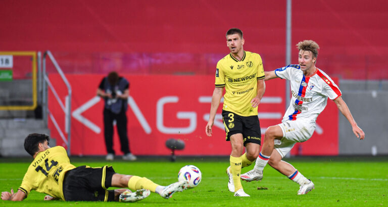 2025.09.21 Zabrze
Pilka nozna PKO BP Ekstraklasa Sezon 2025/2026
Gornik Zabrze - Widzew Lodz
N/z Ricardo Visus, Samuel Kozlovsky, Sondre Liseth
Foto Marcin Bulanda / PressFocus

2025.09.21 Zabrze
Football Polish PKO BP Ekstraklasa League Season 2025/2026
Gornik Zabrze - Widzew Lodz
Ricardo Visus, Samuel Kozlovsky, Sondre Liseth
Credit: Marcin Bulanda / PressFocus