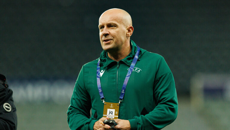 Szymon Marciniak seen during Champions League league phase game between Newcastle United FC and SL Benfica Maciej Rogowski/Ball Raw Images Newcastle Saint James Park United Kingdom Copyright: xMaciejxRogowskix maciejrogowski_newcastle_benfica_2526-117
2025.10.21 Newcastle
pilka nozna Liga Mistrzow
Newcastle United - Benfica Lizbona
Foto IMAGO/PressFocus

!!! POLAND ONLY !!!
