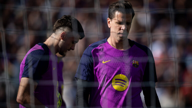 Goalkeeper Joan Garcia (FC Barcelona) and Goalkeeper Wojciech Szczesny (FC Barcelona) are seen during FC Barcelona's first training at Spotify Camp Nou following its renovation. At Spotify Camp Nou in Barcelona, , Spain, on November 07 2025. Photo by Felipe Mondino-/ ipa-agency.net - //IPAPRESSITALY_IPA_Agency_IPA67649035/Credit:/IPA/SIPA/2511071401
2025.11.07 Barcelona
pilka nozna liga hiszpanska
FC Barcelona - trening na Camp Nou
Foto /IPA/SIPA/PressFocus

!!! POLAND ONLY !!!
