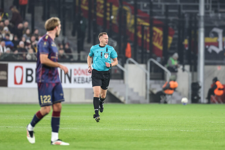 2025.11.09 Szczecin Stadion im. Floriana Krygiera
pilka nozna PKO Ekstraklasa sezon 2025/2026
Pogon Szczecin - Jagiellonia Bialystok
N/z sedzia Piotr Lasyk
Foto Szymon Gorski / PressFocus

2025.11.09 Szczecin Stadion im. Floriana Krygiera
football Polish PKO Ekstraklasa season 2025/2026
Pogon Szczecin - Jagiellonia Bialystok
sedzia Piotr Lasyk
Credit: Szymon Gorski / PressFocus