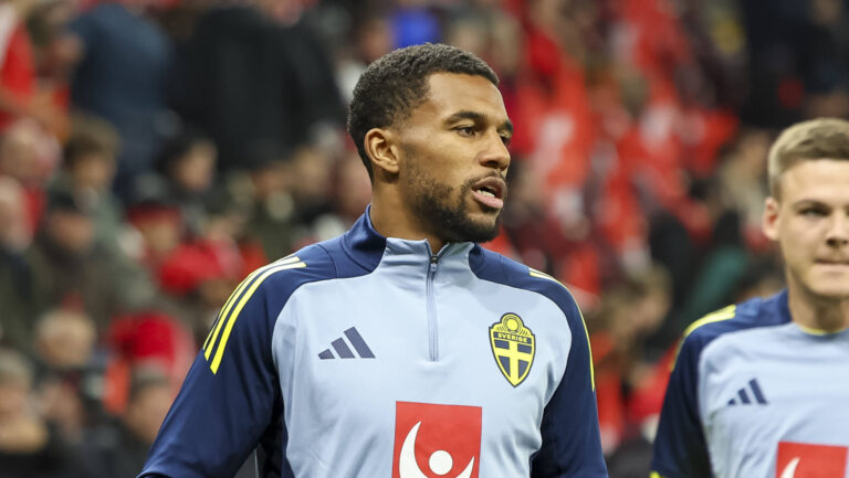 Isak Hien Schweden, 04 beim Aufwarmen vor Spielbeginn , Schweiz, FIFA, WM-Qualifikation Europa, Gruppe B, Schweiz vs. Schweden, 15.11.2025, Stade de Geneve, Genf, Schweiz Genf Stade de Geneve Kanton Genf Schweiz *** Isak Hien Sweden, 04 warming up before the start of the match , Switzerland, FIFA, World Cup Qualification Europe, Group B , Switzerland vs Sweden, 15 11 2025, Stade de Geneve, Geneva, Switzerland Geneva Stade de Geneve Canton of Geneva Switzerland Copyright: xGrantxHubbsx
2025.11.15 Genewa
pilka nozna , eliminacje , kwalifikacje do mistrzostw swiata 2026
Szwajcaria - Szwecja
Foto IMAGO/PressFocus

!!! POLAND ONLY !!!