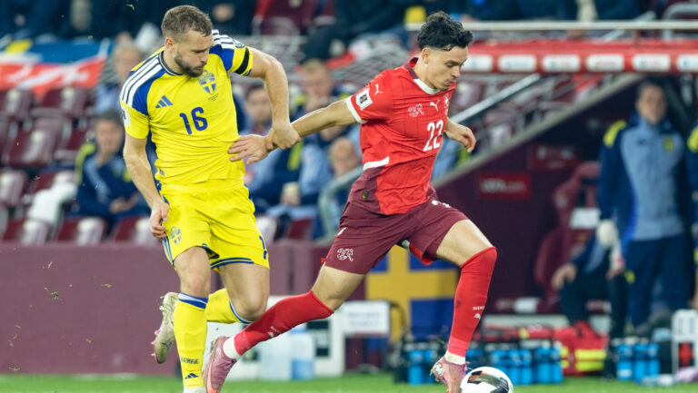 Jesper Karlstrom (16 Sweden) Fabian Rieder (22 Switzerland) battle for the ball (duel)  during the FIFA Wolrd Cup 2026 Qualifier match between Switzerland and Sweden at Stade de Geneve in Geneva, Switzerland (Photo by Giuseppe Velletri  / SPP/Sipa USA)
2025.11.15 Genewa
pilka nozna , eliminacje , kwalifikacje do mistrzostw swiata 2026
Szwajcaria - Szwecja
Foto SPP/SIPA USA/PressFocus

!!! POLAND ONLY !!!