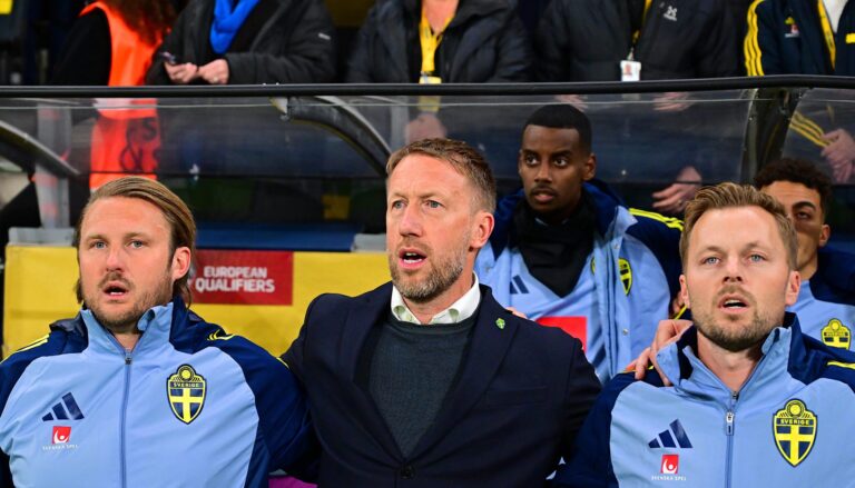 head coach Graham Potter (Sweden) singing the national anthem ahead of the FIFA World Cup Qualifiers game on November 18th 2025 between Sweden and Slovenia at Strawberry Arena in Solna, Sweden (Photo by Peter Sonander/Sports Press Photo/Sipa USA)
2025.11.18 Solna
pilka nozna , eliminacje , kwalifikacje do mistrzostw swiata 2026
Szwecja - Slowenia
Foto SPP/SIPA USA/PressFocus

!!! POLAND ONLY !!!