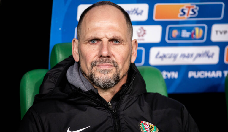 2025.12.03 Wroclaw
Pilka nozna Runda 1/8 Finału STS Pucharu Polski sezon 2025/2026
Slask Wroclaw - Rakow Czestochowa
N/z trener Ante Simundza
Foto Mateusz Porzucek PressFocus

2025.12.03 Wroclaw
Football Polish Cup season 2025/2026
Slask Wroclaw - Rakow Czestochowa
trener Ante Simundza
Credit: Mateusz Porzucek PressFocus