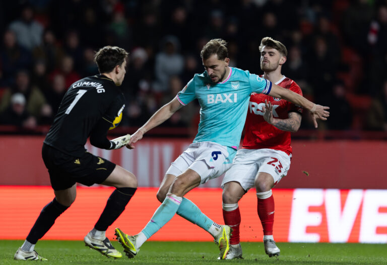 Charlie Kelman of Charlton Athletic battles for the ball with Michał Helik of Oxford United during the Sky Bet Championship match at The Valley, London
20/12/2025
2025.12.20 Londyn
Pilka nozna liga angielska
Charlton Athletic - Oxford United
Foto Ben Peters/Focus Images/MB Media/PressFocus

!!! POLAND ONLY !!!