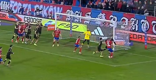 Co dwie główki, to nie jedna. Tak Raków strzelił gola Pogoni [WIDEO]