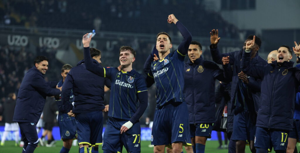 Oskar Pietuszewski  FC Porto  and Jan Bednarek FC Porto after the match between Vitoria SC and FC Porto, valid for Liga Portugal Betclic 2025 2026 at Estadio D.Afonso Henriques on 18 January 2026. Guimaraes Estadio D.Afonso Henriques Guimaraes Portugal Copyright: xIMAGOx/xPRIMExSPORTSxIMAGESx/xFILIPExOLIVEIRAx
2026.01.18 Guimaraes
pilka nozna , Liga Portugalska
Vitoria Guimaraes - FC Porto
Foto IMAGO/PressFocus

!!! POLAND ONLY !!!
