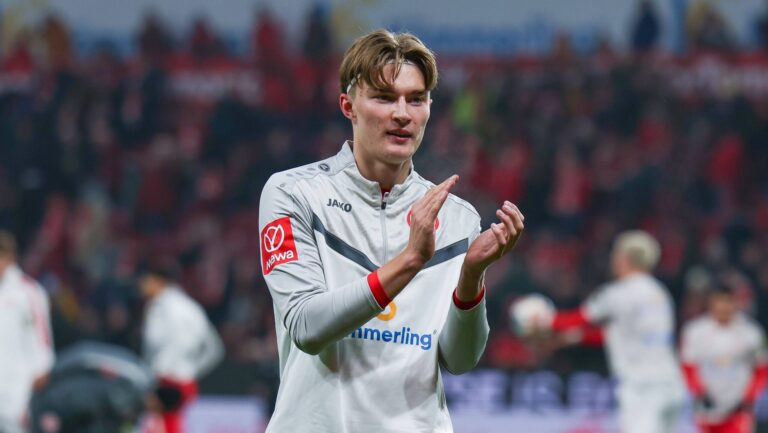 Kacper Potulski 48 1. FSV Mainz 05 gruesst die Fans, 1. FSV Mainz 05 vs. Hamburger SV, Fussball, Maenner, Bundesliga, Saison 2025/2026, Rueckrunde, 23. Spieltag, 20.02.2026 DFB regulations prohibit any use of photographs as image sequences and/or quasi-video Mainz Rheinland-Pfalz Deutschland *** Kacper Potulski 48 1 FSV Mainz 05 gruesst die Fans, 1 FSV Mainz 05 vs Hamburger SV, Fußball, Maenner, Bundesliga, Saison 2025 2026, Rueckrunde, 23 Spieltag, 20 02 2026 DFB regulations prohibit any use of photographs as image sequences and or quasi video Mainz Rheinland Pfalz Germany Copyright: xkolbert-press/MartinxAgüerax
2026.02.20 Moguncja
pilka nozna , liga niemiecka
FSV Mainz 05 - Hamburger SV
HSV
Foto IMAGO/PressFocus

!!! POLAND ONLY !!!
