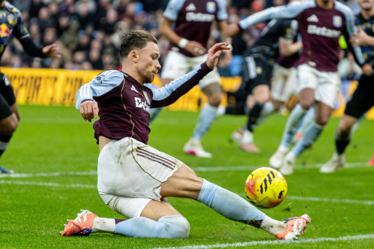 Aston Villa v Leeds United, Premier League Aston Villa defender Matty Cash 2 crosses the ball during the Premier League match between Aston Villa and Leeds United at Villa Park, Birmingham, UK on 21 February 2026. Birmingham Villa Park West Midlands UK Editorial use only DataCo restrictions apply See www.football-dataco.com , Copyright: xManjitxNarotrax PSI-23784-0176
2026.02.21 Birmingham
pilka nozna liga angielska
Aston Villa - Leeds United

Foto IMAGO/PressFocus

!!! POLAND ONLY !!!