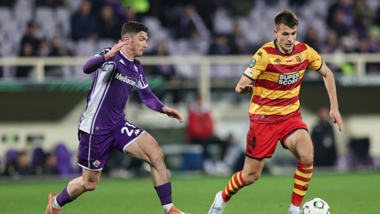Robin Gosens of AC Fiorentina (L) and Samed Bazdar of Jagiellonia Bialystok (R) seen in action during the UEFA Conference League 2025/2026 match between AC Fiorentina and Jagiellonia Bialystok at Stadion Artemio Frannchi. Final score  AC Fiorentina 2 : 4 Jagiellonia Bialystok. (Photo by Grzegorz Wajda / SOPA Images/Sipa USA)
2026.02.26 Florencja
pilka nozna Liga Konferencji
ACF Fiorentina - Jagiellonia Bialystok
Foto SOPA Images/SIPA USA/PressFocus

!!! POLAND ONLY !!!