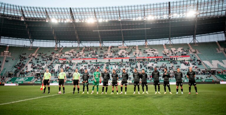 2026.03.07 Wroclaw
Pilka nozna, Betclic 1.Liga sezon 2025/2026
Slask Wroclaw - Wisla Krakow
N/z pilkarze Slaska Wroclaw i sedzia sedzia Tomasz Kwiatkowski wychodza na murawe
Foto Mateusz Porzucek PressFocus

2026.03.07 Wroclaw
Football Polish Second division season 2025/2026
Slask Wroclaw - Wisla Krakow
pilkarze Slaska Wroclaw i sedzia sedzia Tomasz Kwiatkowski wychodza na murawe
Credit: Mateusz Porzucek PressFocus