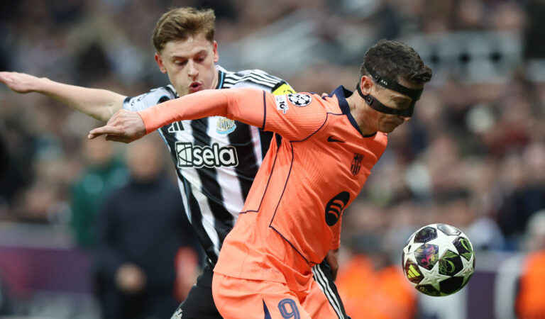Newcastle Upon Tyne, England, 10th March 2026. Harvey Barnes of Newcastle United l tussles with Robert Lewandowski of FC Barcelona, Barca during the Newcastle United vs FC Barcelona UEFA Champions League match at St. James Park, Newcastle Upon Tyne. Picture credit should read: Nigel Roddis / Sportimage EDITORIAL USE ONLY. No use with unauthorised audio, video, data, fixture lists, club/league logos or live services. Online in-match use limited to 120 images, no video emulation. No use in betting, games or single club/league/player publications. SPI_038_NR_NEWC_BARCx SPI-4596-0038
2026.03.10 Newcastle
pilka nozna liga mistrzow
Newcastle United  - FC Barcelona
Foto IMAGO/PressFocus

!!! POLAND ONLY !!!