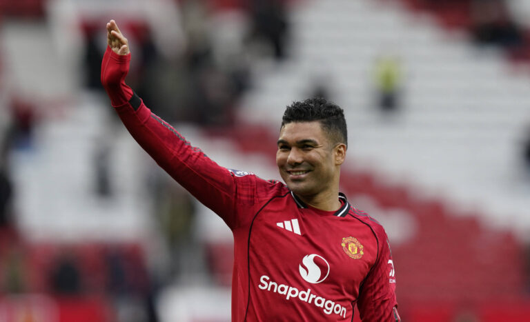 Manchester, England, 15th March 2026. Casemiro of Manchester United, ManU acknowledges the fans during the Manchester United vs Aston Villa Premier League match at Old Trafford, Manchester. Picture credit should read: Andrew Yates / Sportimage EDITORIAL USE ONLY. No use with unauthorised audio, video, data, fixture lists, club/league logos or live services. Online in-match use limited to 120 images, no video emulation. No use in betting, games or single club/league/player publications. SPI_090_AY_Man_Utd_Villa SPI-4605-0090
2026.03.15 Manchester
pilka nozna , liga angielska
Manchester United - Aston Villa
Foto IMAGO/PressFocus

!!! POLAND ONLY !!!