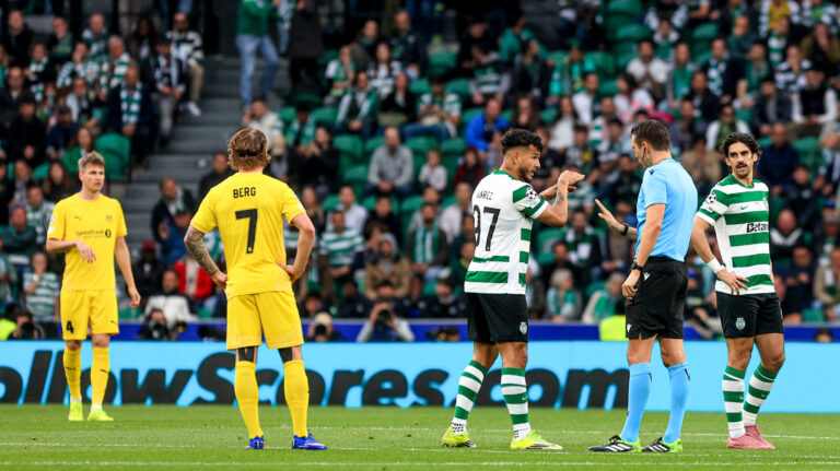 Luis Suárez of Sporting CP talks with reference during the UEFA Champions League, Last 16, second-leg football match between Sporting Clube de Portugal vs Bodo/Glimt at Estadio Jose Alvalade on March 17, 2026 in Lisbon, Portugal. 
 UEFA Champions League - Sporting CP vs Bodo/Glimt (Valter Gouveia/SPP) (Photo by Valter Gouveia/SPP/Sipa USA)
2026.03.17 Lizbona
pilka nozna liga mistrzow
Sporting Lizbona - FK Bodo/Glimt
Foto SPP/SIPA USA/PressFocus

!!! POLAND ONLY !!!