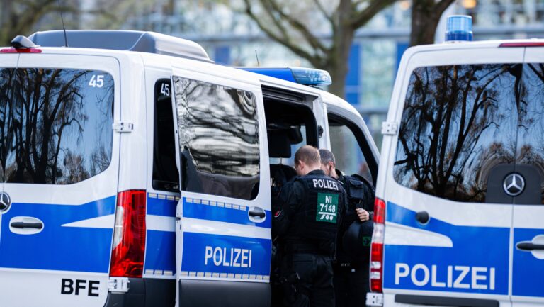 20.03.2026 - Fußball, 2025/2026, 2. Bundesliga, 27. Spieltag, Hannover 96 - Eintracht Braunschweig: Polizei vor dem Stadion DFL REGULATIONS PROHIBIT ANY USE OF PHOTOGRAPHS AS IMAGE SEQUENCES AND/OR QUASI-VIDEO. *** 20 03 2026 Soccer, 2025 2026, 2 Bundesliga, Matchday 27, Hannover 96 Eintracht Braunschweig Police in front of the stadium DFL REGULATIONS PROHIBIT ANY USE OF PHOTOGRAPHS AS IMAGE SEQUENCES AND OR QUASI VIDEO
2026.03.20 Hanower
pilka nozna , 2. liga niemiecka
Hannover 96 - Eintracht Braunschweig
Foto IMAGO/PressFocus

!!! POLAND ONLY !!!