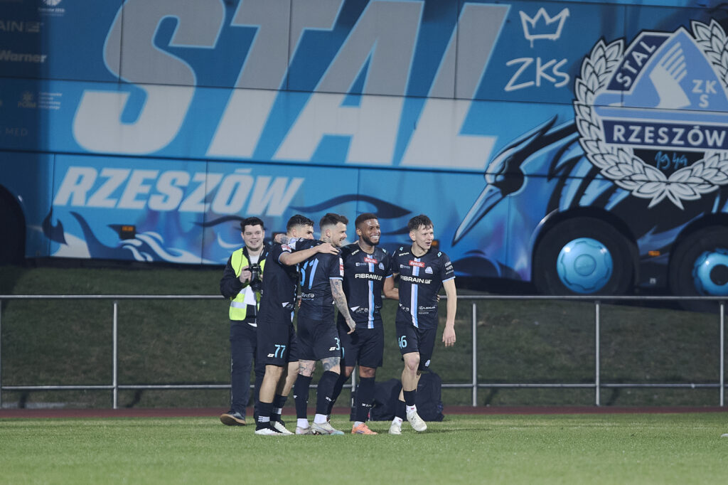 2026.03.20 Pruszkow
Pilka Nozna
Pierwsza Liga Betclic 1 Liga Sezon 2025/2026
Znicz Pruszkow - Stal Rzeszow
N/z Jonathan Junior radosc, radosc po golu, radosc po bramce, gol, bramka
Foto Radoslaw Makuch / PressFocus

2026.03.20 Pruszkow
Football
Polish Betclic First I League Season 2025/2026
Znicz Pruszkow - Stal Rzeszow
Jonathan Junior radosc, radosc po golu, radosc po bramce, gol, bramka
Credit: Radoslaw Makuch / PressFocus