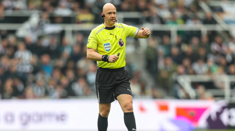 Newcastle United v Sunderland, Premier League Referee Anthony Taylor during the Newcastle United v Sunderland Premier League match at St. James Park, Newcastle Upon Tyne, England on 22 March 2026 Credit: Lee Keuneke/Every Second Media Editorial use only. All images are copyright Every Second Media Limited. No images may be reproduced without prior permission. All rights reserved. Premier League and Football League images are subject to licensing agreements with Football DataCo Limited. see https://www.football-dataco.com Copyright: xIMAGO/EveryxSecondxMediax ESM-1872-0123 LeexKeunekex/xEveryxSecondxMediax
2026.03.22 Newcastle
pilka nozna liga angielska
Newcastle United - Sunderland

Foto IMAGO/PressFocus

!!! POLAND ONLY !!!