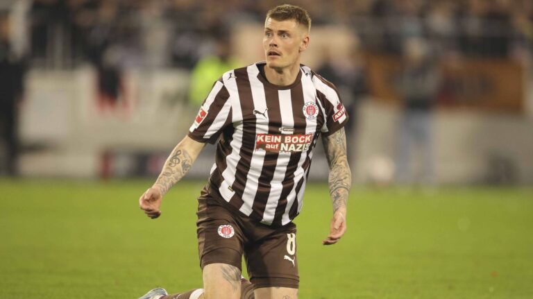 Foto : Verlierermiene bei Eric SMITH Pauli Fussball 1. Bundesliga , 27. Spieltag am So. 22.03.2026 FC St. Pauli - SC Freiburg *** Photo Loser face at Eric SMITH Pauli Soccer 1 Bundesliga , 27 Matchday on Sun 22 03 2026 FC St Pauli SC Freiburg
2026.03.22 Hamburg
pilka nozna liga niemiecka
FC St. Pauli - SC Freiburg
Foto IMAGO/PressFocus

!!! POLAND ONLY !!!