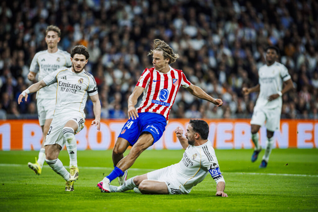 Real Madrid CF vs Atletico de Madrid - LaLiga EA Sports - 22/03/2026 Marcos Llorente of Atletico de Madrid L and Dani Carvajal of Real Madrid CF R during the LaLiga EA Sports match between Real Madrid CF and Atletico de Madrid at Santiago Bernabeu Stadium on March 22, 2026 in Madrid, Spain. Madrid Spain Copyright: xMarinaxFrutos/PGSxPhotoxAgencyx
2026.03.22 Madryt
pilka nozna liga hiszpanska
Real Madryt - Atletico Madryt
Foto IMAGO/PressFocus

!!! POLAND ONLY !!!