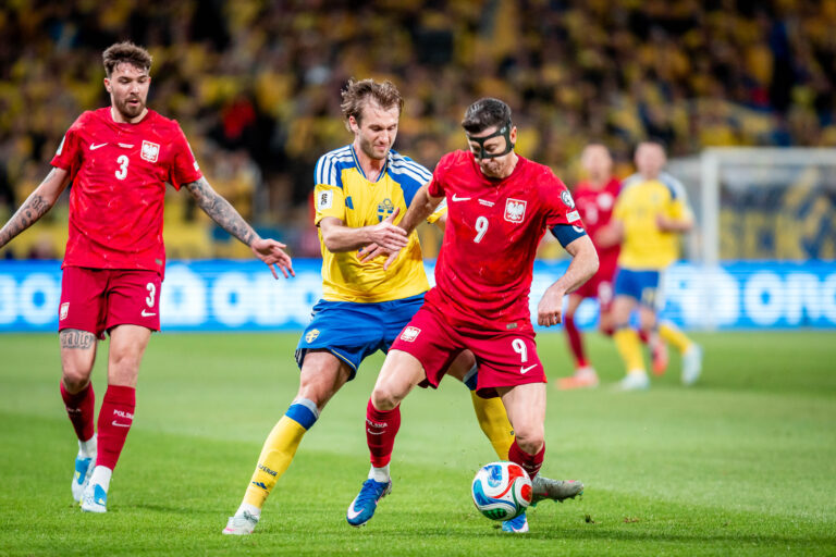 2026.03.31 Sztokholm
Pilka nozna Kwalifikacje Mistrzostw Swiata 2026, Solna, Strawberry Arena, final barazy
Szwecja - Polska
N/z Benjamin Nygren Robert Lewandowski
Foto Mateusz Porzucek PressFocus

2026.03.31 Sztokholm
Stockholm, Football - FIFA World Cup 2026 Qualifying round, final play-off
Sweden - Poland
Szwecja - Polska
Benjamin Nygren Robert Lewandowski
Credit: Mateusz Porzucek PressFocus