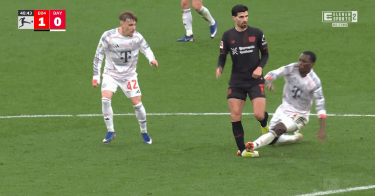 Brutalny faul na czerwoną kartkę! Bayern gra w osłabieniu [WIDEO]