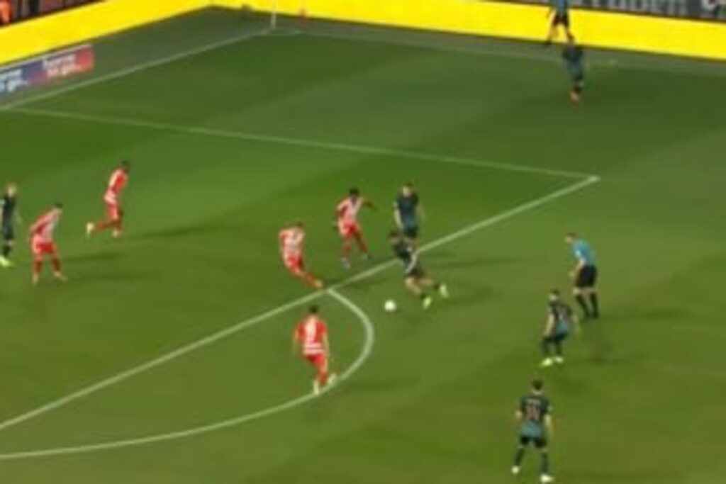 Cudowny gol w Bundeslidze! Idealny strzał [WIDEO]