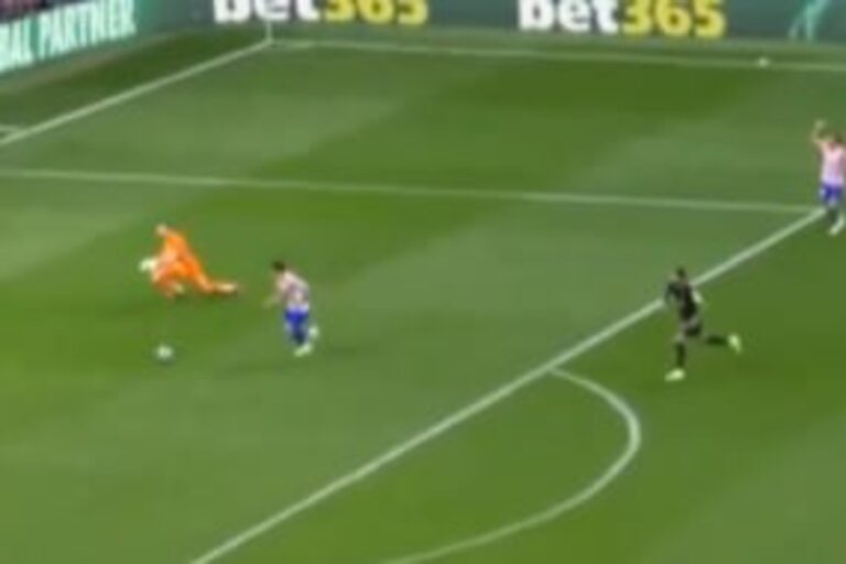 Koszmarny występ bramkarza w Lidze Mistrzów! Sprezentował rywalom 2 gole [WIDEO]