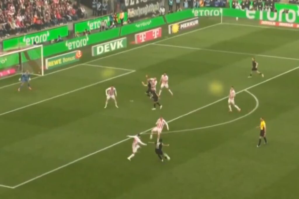 Kosmiczny gol w Bundeslidze! Strzał w „okienko” z ponad 30 metrów [WIDEO]
