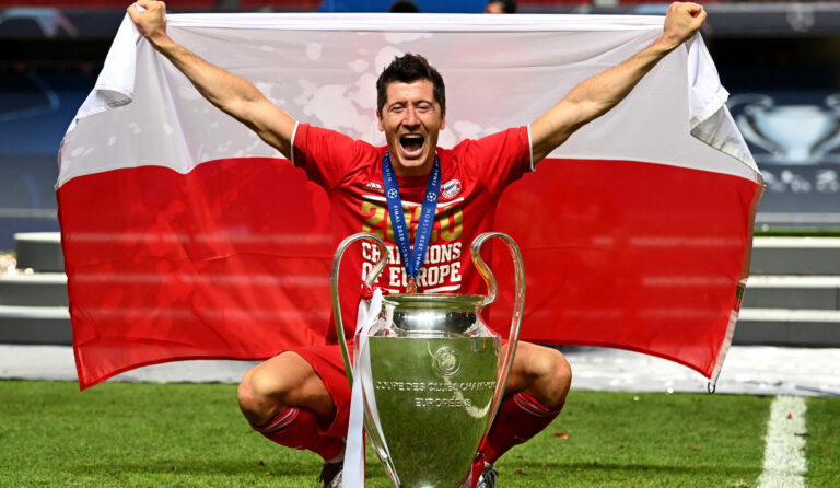 !!! UWAGA !!! 
ZDJECIA WYLACZNIE DO WYKORZYSTANIA PRASOWEGO. 
ZAKAZ EDYCJI ZDJEC !!! 

2020.08.23 Lizbona
Pilka nozna Liga Mistrzow
PSG - Bayern Monachium
Foto Michael Regan - UEFA

LISBON, PORTUGAL - AUGUST 23: Robert Lewandowski of FC Bayern Munich celebrates with the UEFA Champions League Trophy following his team's victory in the UEFA Champions League Final match between Paris Saint-Germain and Bayern Munich at Estadio do Sport Lisboa e Benfica on August 23, 2020 in Lisbon, Portugal. (Photo by Michael Regan - UEFA/UEFA via Getty Images)