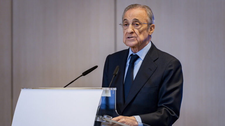 Kylian Mbappe Awarded With Golden Boot 2024-2025 Florentino Perez, President of Real Madrid, speaks during the ceremony of Golden Boot 2024-2025 award to Kylian Mbappe at Estadio Santiago Bernabeu on October 31, 2025 in Madrid, Spain. Madrid Estadio Santiago Bernabeu Madrid Spain Copyright: xAlbertoxGardinx AGardin_20251031_Mbappe_Golden_0700
2025.10.31 Madryt
pilka nozna , Zloty But , nagroda, ceremonia, wreczenie
Kylian Mbappe otrzymal nagrode Zlotego Buta
Foto IMAGO/PressFocus

!!! POLAND ONLY !!!