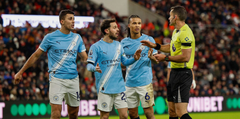 Sunderland v Manchester City, Premier League Bernardo Silva, Nathan Ake and Nico Gonzalez of Manchester City speak with referee Jarred Gillett during the Premier League match between Sunderland and Manchester City at the Stadium Of Light, Sunderland, UK on 1 January 2026. Sunderland Stadium Of Light Tyne and Wear UK Editorial use only DataCo restrictions apply See www.football-dataco.com , Copyright: xCraigxCowanx PSI-23501-0162
2026.01.01 Sunderland
pilka nozna liga angielska
Sunderland - Manchester City

Foto IMAGO/PressFocus

!!! POLAND ONLY !!!