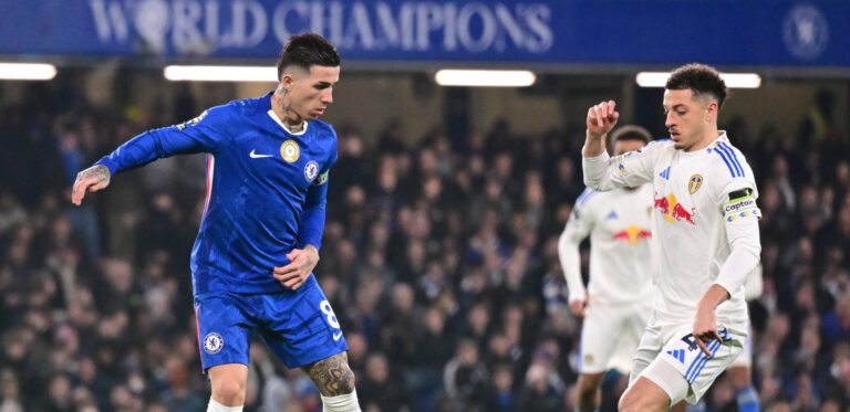 Chelsea v Leeds United, Premier League Chelsea midfielder Enzo Fernandez 8 under pressure from Leeds United midfielder Ethan Ampadu 4 during the Premier League match between Chelsea and Leeds United at Stamford Bridge, London, UK on 10 February 2026. London Stamford Bridge Greater London UK Editorial use only DataCo restrictions apply See www.football-dataco.com , Copyright: xDennisxGoodwinx PSI-23726-0018
2026.02.10 Londyn
pilka nozna liga angielska
Chelsea Londyn - Leeds United

Foto IMAGO/PressFocus

!!! POLAND ONLY !!!