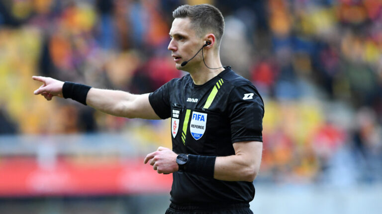 2026.02.22 Bialystok Pilka nozna PKO Ekstraklasa sezon 2025/2026 22. kolejka rozgrywek Jagiellonia Bialystok (zolto-czerwone) - Radomiak Radom N/z Damian Sylwestrzak sedzia glowny spotkania arbiter referee Foto Michal Kosc / PressFocus 
2026.02.22 Bialystok Bialystok Football Polish PKO Ekstraklasa season 2025/2026 Jagiellonia Bialystok - Radomiak Radom Credit Michal Kosc / PressFocus