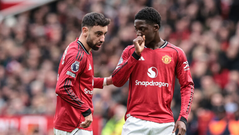 Bruno Fernandes of Manchester United speaks to Kobbie Mainoo of Manchester United during the Premier League match Manchester United vs Crystal Palace at Old Trafford, Manchester, United Kingdom on 01 March 2026

(Photo by Mark Cosgrove/News Images) in Manchester, United Kingdom on 3/1/2026. (Photo by Mark Cosgrove/News Images/Sipa USA)
2026.03.01 Manchester
pilka nozna liga angielska
Manchester United - Crystal Palace

Foto News Images/SIPA USA/PressFocus

!!! POLAND ONLY !!!
