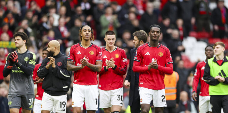 Manchester United, ManU v Crystal Palace, Premier League Manchester United defender Leny Yoro 15 Manchester United defender Ayden Heaven 26 applaud the fans after winning the Manchester United v Crystal Palace Premier League match at Old Trafford, Manchester, England on 1 March 2026 Credit: Phil Duncan/Every Second Media Editorial use only. All images are copyright Every Second Media Limited. No images may be reproduced without prior permission. All rights reserved. Premier League and Football League images are subject to licensing agreements with Football DataCo Limited. see https://www.football-dataco.com Copyright: xIMAGO/EveryxSecondxMediax ESM-1834-0071 PhilxDuncanx/xEveryxSecondxMediax
2026.03.01 Manchester
pilka nozna , liga angielska
Manchester United - Crystal Palace
Foto IMAGO/PressFocus

!!! POLAND ONLY !!!