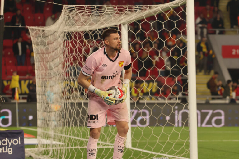 IZMIR, TURKEY - MARCH 14: Goalkeeper Mateusz Lis of Goztepe SK during the Trendyol Turkish Süper League match between Göztepe SK and Alanyaspor at Goztepe Gursel Aksel Stadium on March 14, 2026 in Izmir, Turkey. Photo by Seskimphoto  Goztepe v Alanyaspor - Turkish Super League PUBLICATIONxNOTxINxTUR
2026.03.14 Izmir
pilka nozna , liga turecka
Goztepe Izmir - Alanyaspor
Foto IMAGO/PressFocus

!!! POLAND ONLY !!!