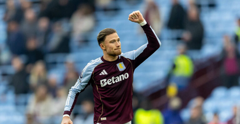Aston Villa v West Ham United, Premier League Aston Villa defender Matty Cash 2 celebrates win with fans after the Premier League match between Aston Villa and West Ham United at Villa Park, Birmingham, UK on 22 March 2026. Birmingham Villa Park West Midlands UK Editorial use only DataCo restrictions apply See www.football-dataco.com , Copyright: xManjitxNarotrax PSI-23950-0045
2026.03.22 Birmingham
pilka nozna liga angielska
Aston Villa - West Ham United
Foto IMAGO/PressFocus

!!! POLAND ONLY !!!