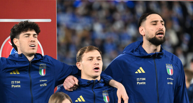 Soccer, FIFA World Cup, WM, Weltmeisterschaft, Fussball 2026 match between Italy-North Ireland Alessandro Bastoni of Italy, Nicolo Barella of Italy,Gianluigi Donnarumma of Italy during national anthem during playoff qualifier Fifa World Cup 2026 match between Italy-North Ireland at the gewiss stadium, Italy, March 26th, 2026. Imago-Images/Emmefoto Copyright: xImago-Images/Emmefotox
2026.03.26 Bergamo
pilka nozna , eliminacje , kwalifikacje do Mistrzostw Swiata 2026 , baraze
Wlochy - Irlandia Polnocna
Foto IMAGO/PressFocus

!!! POLAND ONLY !!!