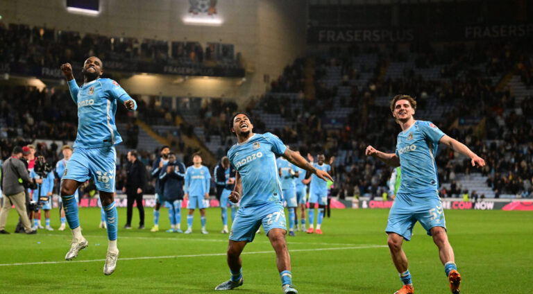 Coventry City v Derby County, EFL Sky Bet Championship Coventry City defender on loan from Brentford Frank Onyeka 16 ,Coventry City defender Milan Van Ewijk 27 and Coventry City defender Jack Rudoni 5 celebrate victory during the EFL Sky Bet Championship match between Coventry City and Derby County at the Coventry Building Society Arena, Coventry, UK on 3 April 2026. Coventry Coventry Building Society Arena West Midlands UK Editorial use only DataCo restrictions apply See www.football-dataco.com , Copyright: xDennisxGoodwinx PSI-23989-0051
2026.04.03 Coventry
pilka nozna liga angielska
Coventry City - Derby County
Foto IMAGO/PressFocus

!!! POLAND ONLY !!!