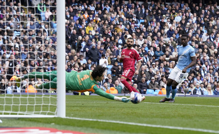 Manchester, England, 4th April 2026. James Trafford of Manchester City denies Mohamed Salah of Liverpool during the Manchester City vs Liverpool FA Cup quarter final match at the Etihad Stadium, Manchester. Picture credit should read: Andrew Yates / Sportimage EDITORIAL USE ONLY. No use with unauthorised audio, video, data, fixture lists, club/league logos or live services. Online in-match use limited to 120 images, no video emulation. No use in betting, games or single club/league/player publications. SPI_072_AY_Man_City_liverpool SPI-4668-0072
2026.04.04 Manchester
pilka nozna Puchar Anglii
Manchester City - FC Liverpool
Foto IMAGO/PressFocus

!!! POLAND ONLY !!!