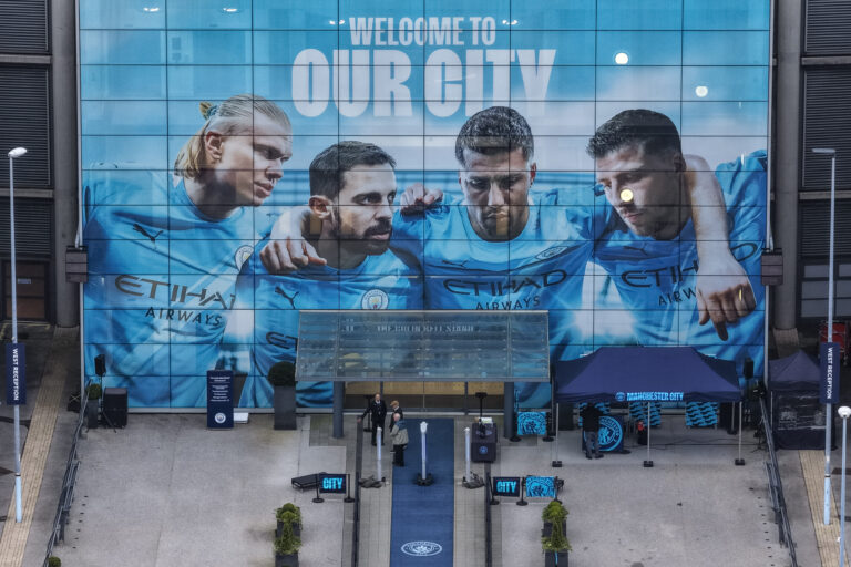 The players entrance and the ,Erling Haaland 
, Bernardo Silva, Rodrigo and Ruben Dias of Manchester City mural during the Emirates FA Cup Quarter-Final match Manchester City vs Liverpool at Etihad Stadium, Manchester, United Kingdom on 04 April 2026

(Photo by Mark Cosgrove/News Images) in Manchester, United Kingdom on 4/4/2026. (Photo by Mark Cosgrove/News Images/Sipa USA)
2026.04.04 Manchester
pilka nozna Puchar Anglii
Manchester City - FC Liverpool
Foto News Images/SIPA USA/PressFocus

!!! POLAND ONLY !!!