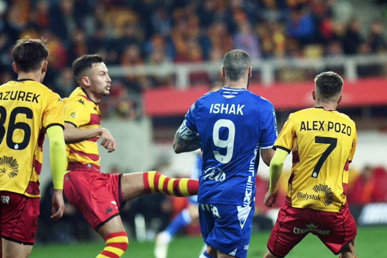 2026.04.04 Bialystok Pilka nozna PKO Ekstraklasa sezon 2025/2026 Mecz 27. kolejki rozgrywek Jagiellonia Bialystok (zolto-czerwone) - Lech Poznan N/z Bartlomiej Wdowik ( L ) Foto Michal Kosc / PressFocus 
2026.04.04 Bialystok Football Polish PKO Ekstraklasa season 2025/2026 Jagiellonia Bialystok - Lech Poznan Credit Michal Kosc / PressFocus