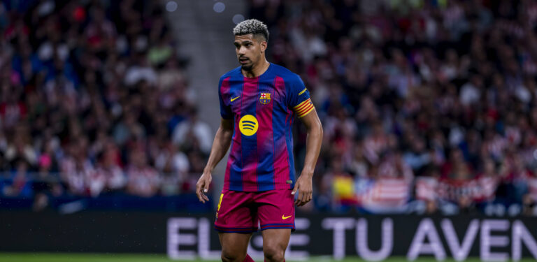 Atletico de Madrid v FC Barcelona, Barca - LaLiga EA Sports Ronald Araujo of FC Barcelona is in action with the ball during the LaLiga EA Sports football match between Atletico de Madrid v FC Barcelona at Estadio Riyadh Air Metropolitano on April 04, 2026 in Madrid, Spain. Madrid Estadio Riyadh Air Metropolitano Madrid Spain Copyright: xAlbertoxGardinx AGardin_20260404_Foot_Liga_Atl_Mad_Bar_0721
2026.04.04 Madryt
pilka nozna liga hiszpanska
Atletico Madryt - FC Barcelona

Foto IMAGO/PressFocus

!!! POLAND ONLY !!!