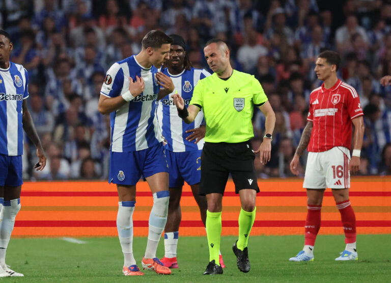 POR: Porto v Nottingham Forest, Europa League, 9 April 2026 Marco Guida ITA referee talks to Jan Bednarek during the UEFA Europe League,Quartet finals 1st leg between Porto FC and Nottingham Forest FC at Stadium of Dragao on April 9,2026 in Porto Portugal Photo by Luis de la Mata / SportPix/Sipa/ USA Porto As Antas Porto Portugal Copyright: xLuisxdexlaxMatax xsportPix.org.ux
2026.04.09 Porto
pilka nozna liga europy
FC Porto - Nottingham Forest

Foto IMAGO/PressFocus

!!! POLAND ONLY !!!