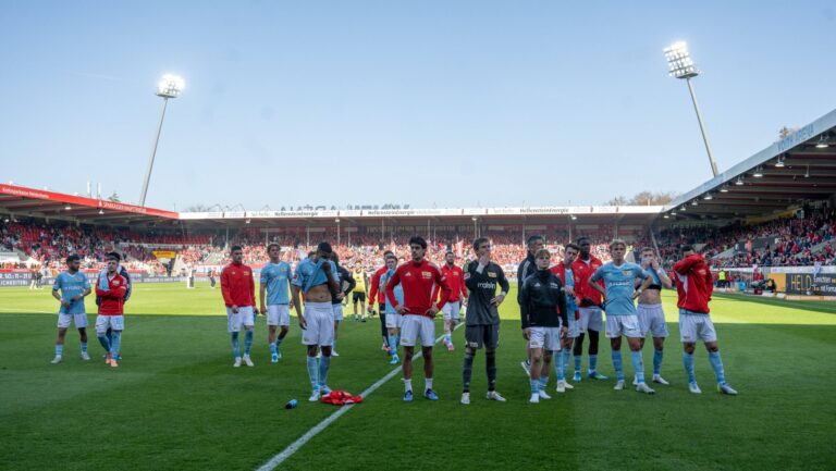 Fußball, Herren, 1. Bundesliga, Saison 2025/2026, 29. Spieltag, 1. FC Heidenheim 1846 - 1. FC Union Berlin, Union bei den Fans, Enttäuschung nach Abpfiff, 11.04. 2026, *** Soccer, Men, 1 Bundesliga, Season 2025 2026, Matchday 29 , 1 FC Heidenheim 1846 1 FC Union Berlin, Union with the fans, Disappointment after the final whistle, 11 04 2026, Copyright: xMatthiasxKochx
2026.04.11 Heidenheim
pilka nozna , liga niemiecka
1. FC Heidenheim - 1. FC Union Berlin
Foto IMAGO/PressFocus

!!! POLAND ONLY !!!