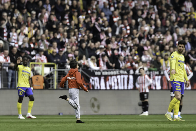 2026.04.12 Krakow
Pilka nozna PKO Ekstraklasa sezon 2025/2026
Cracovia - Arka Gdynia
N/z Mlody kibic Cracovii wbiega na murawe
Foto Mateusz Sobczak / PressFocus

2026.04.12 Krakow
Football Polish League PKO Ekstraklasa season 2025/2026
Cracovia - Arka Gdynia
Mlody kibic Cracovii wbiega na murawe
Credit: Mateusz Sobczak / PressFocus