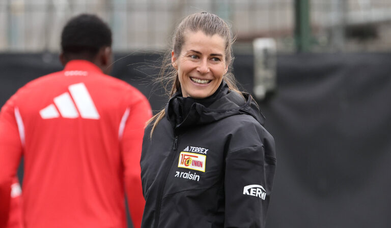 Trainerin Marie Louise Eta / Aktion / Oberkörper / Portrait Porträt / Einzelbild / close up / / Fußball Fussball / Training / Bundesliga Herren DFL / Saison 2025/2026 / 14.04.2026 / 1.FC Union Berlin FCU / DFL regulations prohibit any use of photographs as image sequences and/or quasi-video. /
2026.04.14 Berlin
pilka nozna , liga niemiecka
Union Berlin - trening
Foto IMAGO/PressFocus

!!! POLAND ONLY !!!