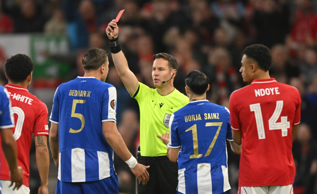 Nottingham, England, 16th April 2026. Jan Bednarek of FC Porto is sent off during the Nottingham Forest vs FC Porto UEFA Europa League quarter final 2nd leg match at the City Ground, Nottingham. Picture credit should read: Harriet Massey / Sportimage EDITORIAL USE ONLY. No use with unauthorised audio, video, data, fixture lists, club/league logos or live services. Online in-match use limited to 120 images, no video emulation. No use in betting, games or single club/league/player publications. SPI_034_FOREST_V_PORTO SPI-4690-0037
2026.04.16 Nottingham
pilka nozna liga europy
Nottingham Forest - FC Porto
Foto IMAGO/PressFocus

!!! POLAND ONLY !!!